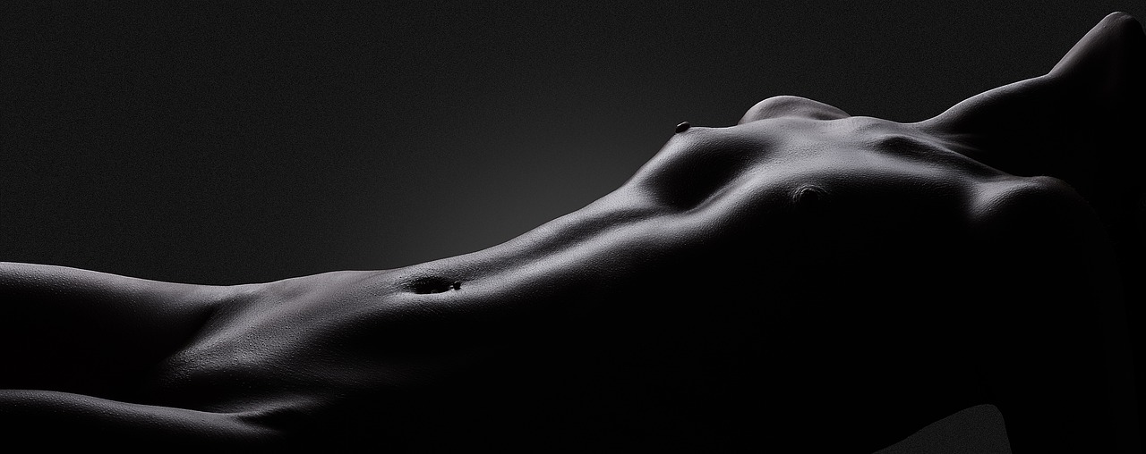Corpo feminino em pose artística